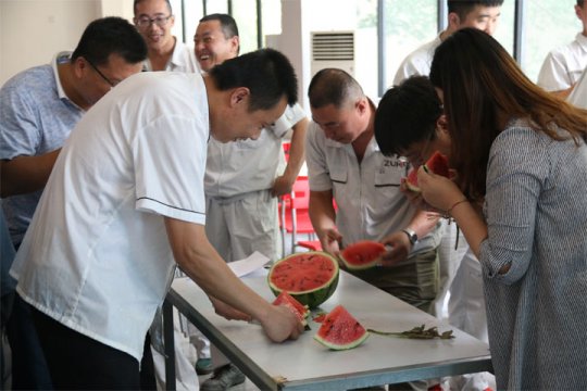 <b>2017年6月1日，公司利用午餐后时间，组织员工参加吃西瓜比赛。炎炎夏日送清凉</b>
